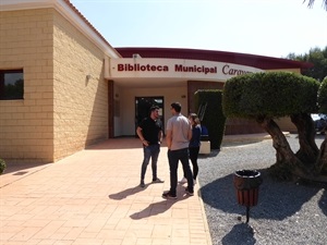 La Biblioteca de Caravana se encuentra en un lugar de fácil acceso y aparcamiento