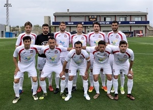 El equipo "rojillo" jugó ayer de blanco ante el At. Levante