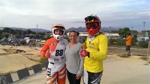 El rider nuciero Mikalet Pérez junto a Eva Naranjo antes de la salida