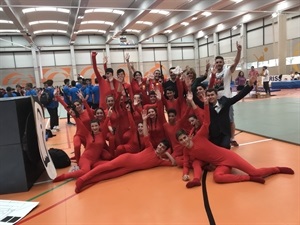 Lo alumnos del IES La Nucía celebrando su subcampeonato junto a Bernabé Cano, alcalde de La Nucía, Mª Jesús Jumilla, concejala de Juventud y Rául Verdú, técnico de Juventud