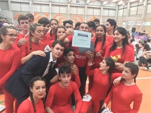 El profesor Jorge Font, con el diploma de subcampeones autonómicos de Acrosport