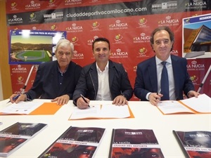 Julián Redondo, pte. de la Asoc. Esp. Prensa Deportiva, Rafael Rodríguez, pte. Asoc. Prensa Dep. Alicante y Bernabé Cano, alcalde de La Nucía.