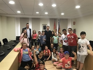 Alumnos de 5º B del Colegio Muixara, junto a Bernabé Cano, alcalde de La Nucía y Sergio Villalba, concejal de Deportes