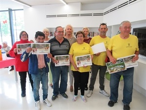 Los ganadores del torneo recibiendo su diploma en "La Casilla"