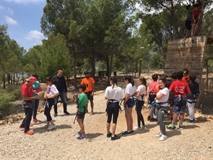 Sergio Villalba, concejal de Educación, conversando con los alumnos de sexto del Colegio Sant Rafel