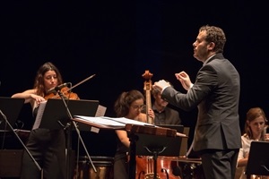 Guillermo Alonso dirigiendo la Ensembre en l'Auditori