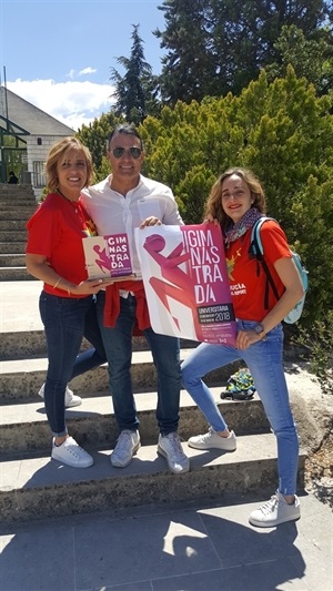 Junto a los dos profesores del IES La Nucía viajó a Ontinyent Mª Jesús Jumilla, concejala de Juventud de La Nucía