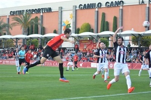 Cabezazo de San Julián para anotar el 2-2 de la esperanza