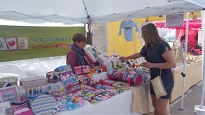 Eva Naranjo, concejala de Comercio, visitando uno de los puestos del Mercat de la Terra