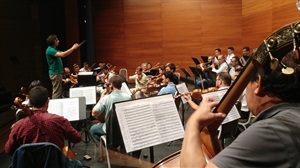 Mihnea Ignat dirigiendo el ensayo de la OSCE en l'auditori