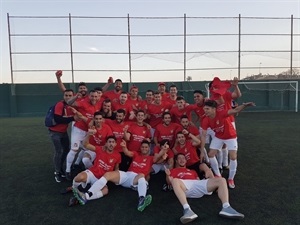 La plantilla de La Nucía "B" celebrando el ascenso en Canet