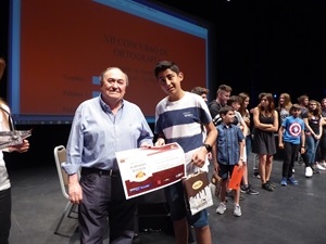 Fernando Yapur recibe el premio y diploma de manos de Pedro Lloret, concejal de Cultura