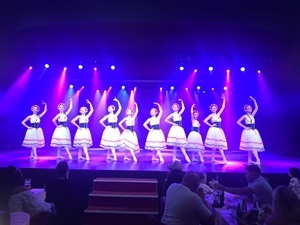 Las bailarinas nucieras sobre el escenario del Benidorm Palace