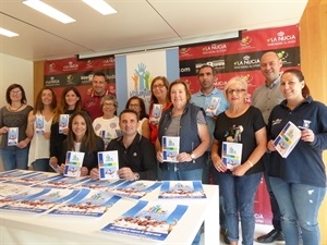 Voluntarias y voluntarios junta a Eva Jiménez, sec. de la Asociación y Bernabé Cano, alcalde de La Nucía, en la presentación