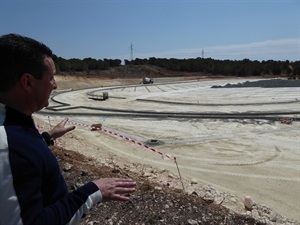 Bernabé Cano, alcalde de La Nucía, junto a la parcela del Estadio de Atletismo en obras