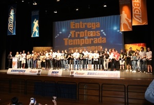 Foto de familia de todos los premiados en esta entrega de trofeo de la FBCV