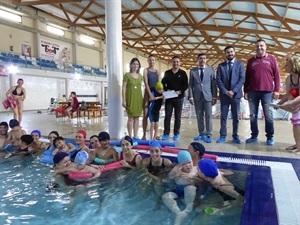 Alumnos del Secanet con sus profesores en la Piscina de La Nucía, junto a representes de Fund. La Caixa. Bernabé Cano, alcalde de La Nucía y Sergio Villalba, edil de Deportes