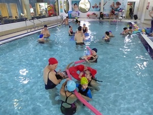 Los alumnos, monitores, padres y madres en la actividad de agua terapia