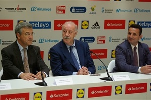 José María García, alcalde de Estepona, Vicente del Bosque, ex seleccionador nacional y Bernabé Cano, alcalde de La Nucía