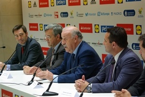 Intervención de Vicente del Bosque durante la presentación