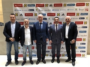 Vicente del Bosque, el periodista Pedro Pablo Sanmartín, Chema Romero, coordinador de los Campus, el edil Sergio Villalba y Bernabé Cano, alcalde de La Nucía