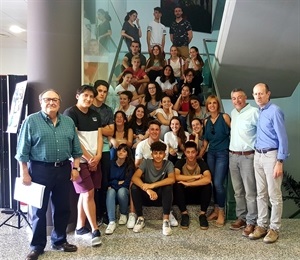 Los alumnos del IES La Nucía y su profesor Manel Gimeno, junto a los ediles Mª Jesús Jumilla y Pedro Lloret y Francesc Sempere, director Auditori