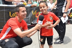 Las promesas del fútbol atendiendo a la televisión