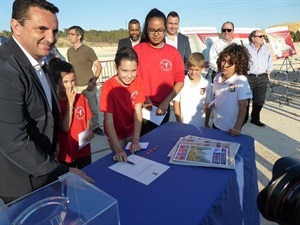 Firmando el acta de la primera piedra