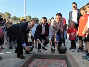 César Noales, dtor General de Los Serranos, José Luís Campos, arquitecto y Bernabé Cano,  en el acto