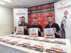 Los jugadores ACB Sergi Vidal y Albert Miralles  y Sergio Villalba, concejal de Deportes, en la presentación del Campus