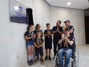 Durante la inaguración del Albergue Municipal con Vicent Devesa, coordinador Grup Scout La Nucía y Bernabé Cano, alcalde de La Nucía