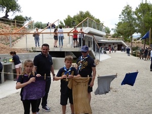 Los Scouts han montado un pequeño tendedero junto al Albergue