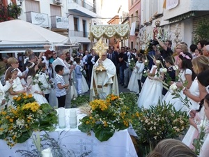 Procesión de Corpus Cristi a su llegada a la mesa de la plaça Major