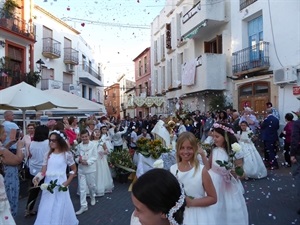 Los niños y niñas que han tomado la comunión fueron los protagonistas de la procesión de Corpus Cristi