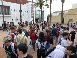 Alumnos esperando a entrar a realizar la PAU en l'Auditori