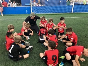 El entrenador nuciero Justo Giner motivando a sus jugadores antes de un encuentro