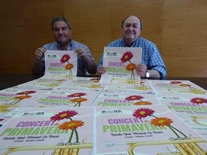 Juan José Ivorra, pte. UM La Nucía y Pedro Lloret, concejal de Cultura en la presentación del concierto