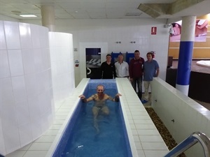 Bernabé Cano, alcalde de La Nucía y Sergio Villalba, concejal de Deportes, visitando la nueva instalación junto a Silvestre Sanchís, director de la Piscina de La Nucía