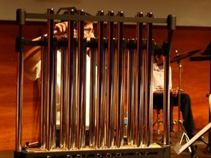 Un percusionista de la UM La Nucía durante el concierto