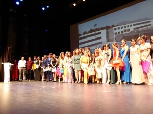 Alumnos y alumnas de 2ª Bachiller junto a Amparo Gadea, profesora, Manel Gimeno, director IES La Nucía y Bernabé Cano, alcalde de La Nucía