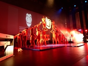 Actuación del grupo de acroesport del IES La Nucía, "la Casa de Papel"