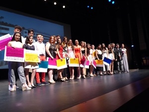 Clase de 4º ESO con sus orlas sobre el escenario de l'Auditori