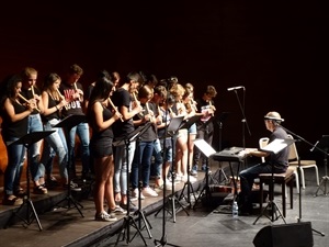 Clase de tercero C ESO en el escenario de l'Auditori