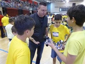 Sergio Villalba, concejal de Deportes, conversarndo con el equipo de la Academia de La Nucía