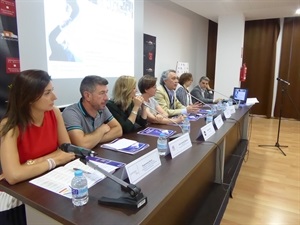 Esperanza Soria, vicepta JOVEMPA MB y Juan Andrés Montiel, pte, AECNU, han participado en la mesa redonda "empresariado-universidad"