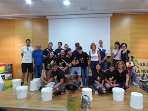 Los 15 alumnos del Taller de Batukada junto a su monitor, profesores del IES La Nucía y Mª Jesús Jumilla, concejala de Juventud