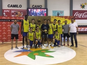 En la entrega de premios estuvio presente Sergio Villalba, concejal de Deportes, junto a Juan Miguel Sila, delegado de la FBCV en Alicante.