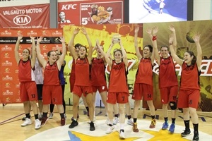 Buen ambiente en las gradas del Pabellón Municipal Camilo Cano de La Nucía para despedir la temporada baloncestística en este Trofeo Federación