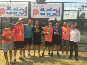 El equipo nuciero con la copa de campeones