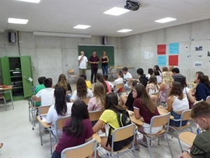 En la entrega de los premios a los mejores expedientes académicos han participado Manel Gimeno, director del IES La Nucía, Mª Jesús Jumilla, concejala de Juventud y Bernabé Cano, alcalde de La Nucía